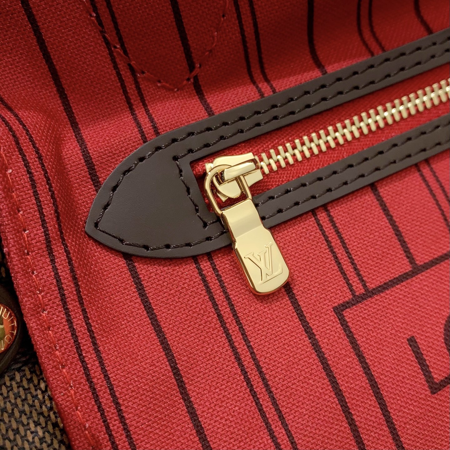 【顶级原单】 款号:N40600全钢狗扣 带163芯片 本款 Neverfull 小号手袋结合了经典设计与标志性 【顶级原单】 款号:N40600全钢狗扣 带163芯片 本款 Neverfull 小号手袋结合了经典设计与标志性