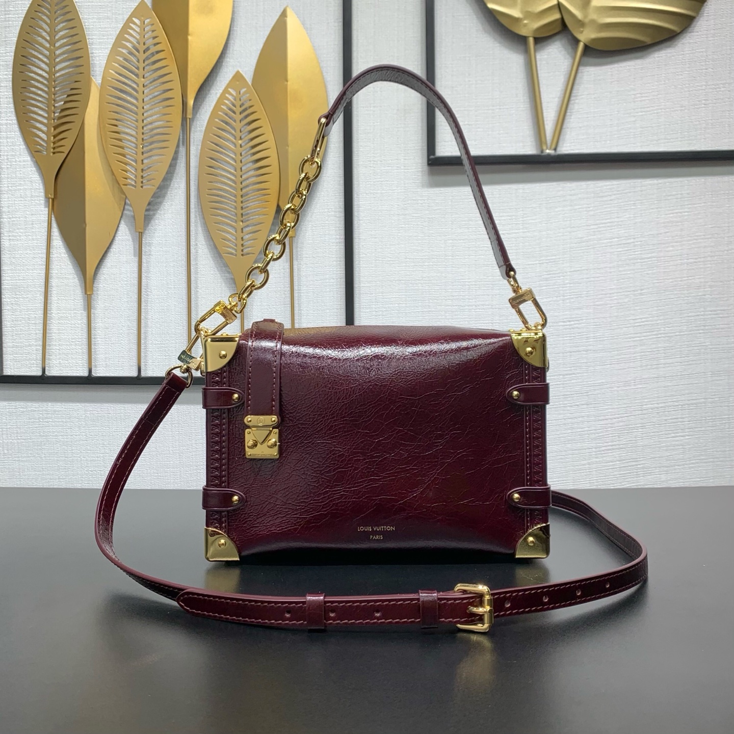 NO:767177,Top original single model number M26305 burgundy with 163 chip. This medium Side Trunk handbag comes from the Monogram Bold series, showing artistic director Nicolas Ghesquière lt's creative interpretation of Louis Vuitton's classic luggage. The smooth cowhide body is embossed with the Monogram pattern, and the metal corners and S-lock buckle highlight the iconic brushstrokes. The detachable long shoulder strap allows for flexible carrying. 16 x 8.5 x 23.5  cm.7718890 (height x width x length),,louis vuitton,cowhide19860909顶级原单款号M26305酒红 带163芯片 本款 Side Trunk 中号手袋出自 Monogram Bold 系列,展现艺术总监 Nicolas Ghesquière lt对路易威登经典行李箱的创意诠释.光滑牛皮革包身压印 Monogram 图案,金属包角和 S-lock 锁扣彰显标志性笔触,可拆卸长肩带实现灵活背携. 16 x 8.5 x 23.5 厘米.7718890 (高 x 宽 x 长度),,louis vuitton,cowhide,Bag