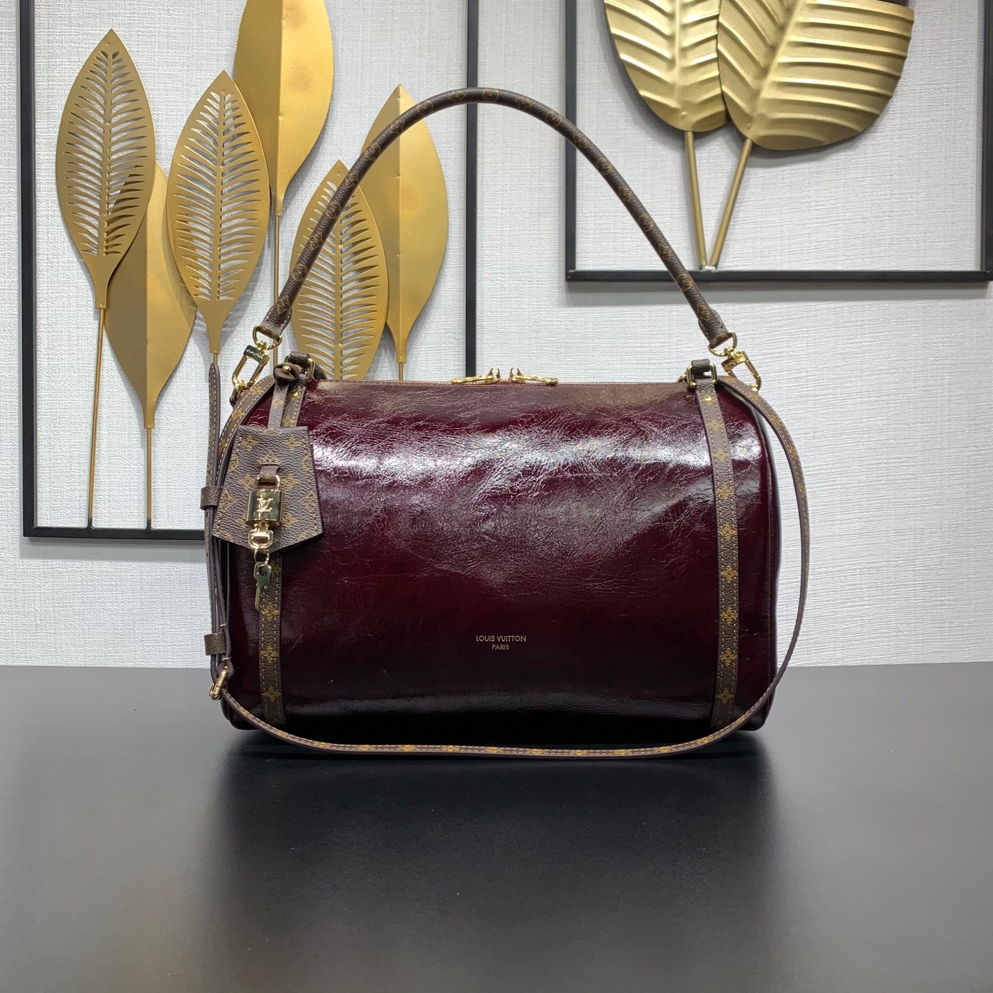 NO:767169,Top original single model number M26308 burgundy with 163 chip. This medium-sized Exress handbag is made of soft cow leather, which can be easily matched with various urban styles. The design is inspired by the classic Keeall lt handbag, drawing the essence from the Louis Vuitton archives, with Monogram trim and lining to meet the fast-paced life needs of modern urbanites. The iconic key bag and padlock decoration provide a variety of carrying methods. 24 x 18.5 x 36 cm  7118085 (height x width x length),,louis vuitton,cowhide19860909顶级原单款号M26308酒红 带163芯片 本款 Exress 中号手袋选用柔软牛皮革,轻松搭配各类都市造型.设计灵感源自经典 Keeall lt手袋,从路易威登档案库中汲取精髓,搭配 Monogram 饰边与内衬,满足现代都市人的快节奏生活需求.标志性钥匙包与挂锁装饰,赋予多种携带方式. 24 x 18.5 x 36 厘米 7118085 (高 x 宽 x 长度),,louis vuitton,cowhide,Bag