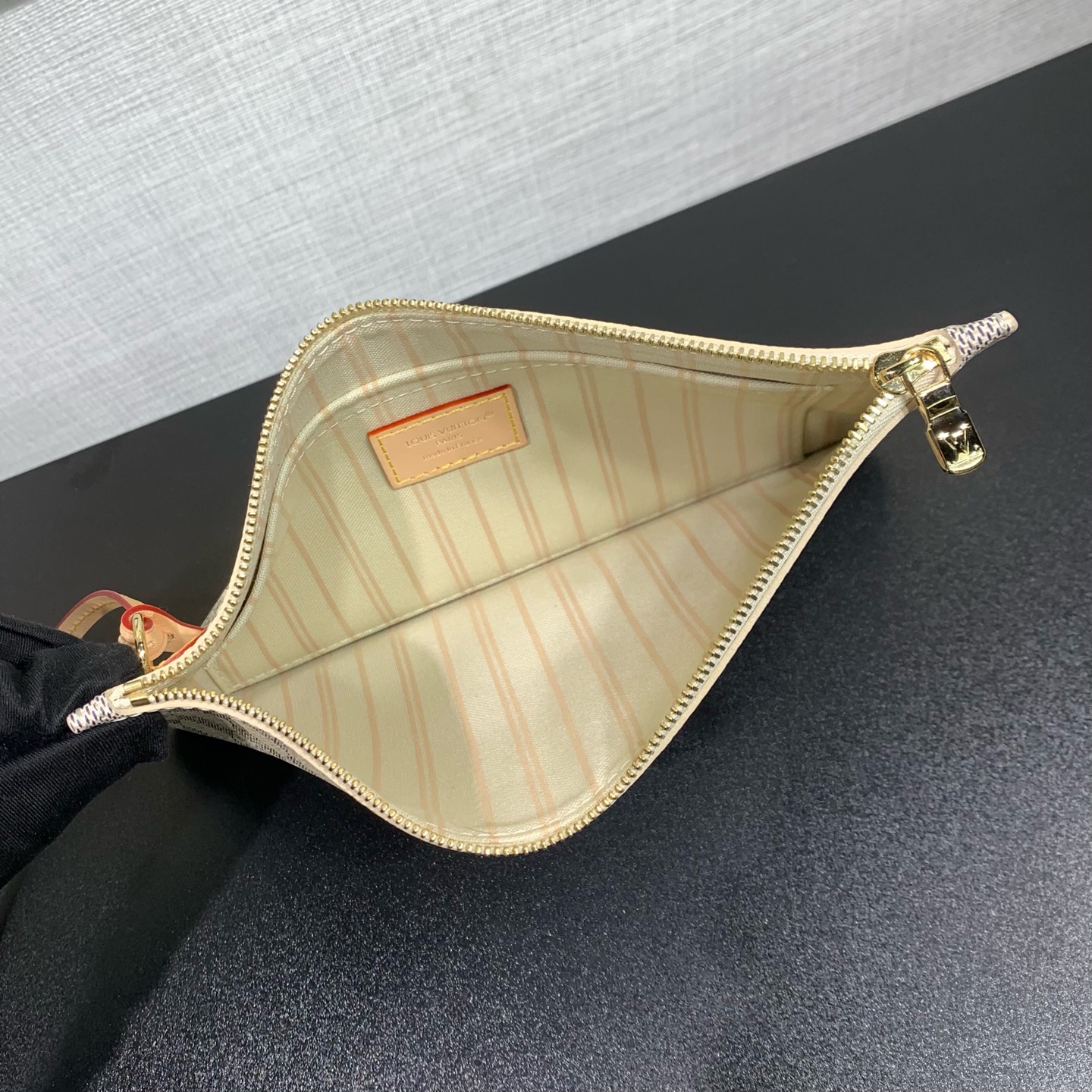 【顶级原单】 款号：N40602白里  带163芯片    本款 Neverfull 大号托特包为 Damier Azu