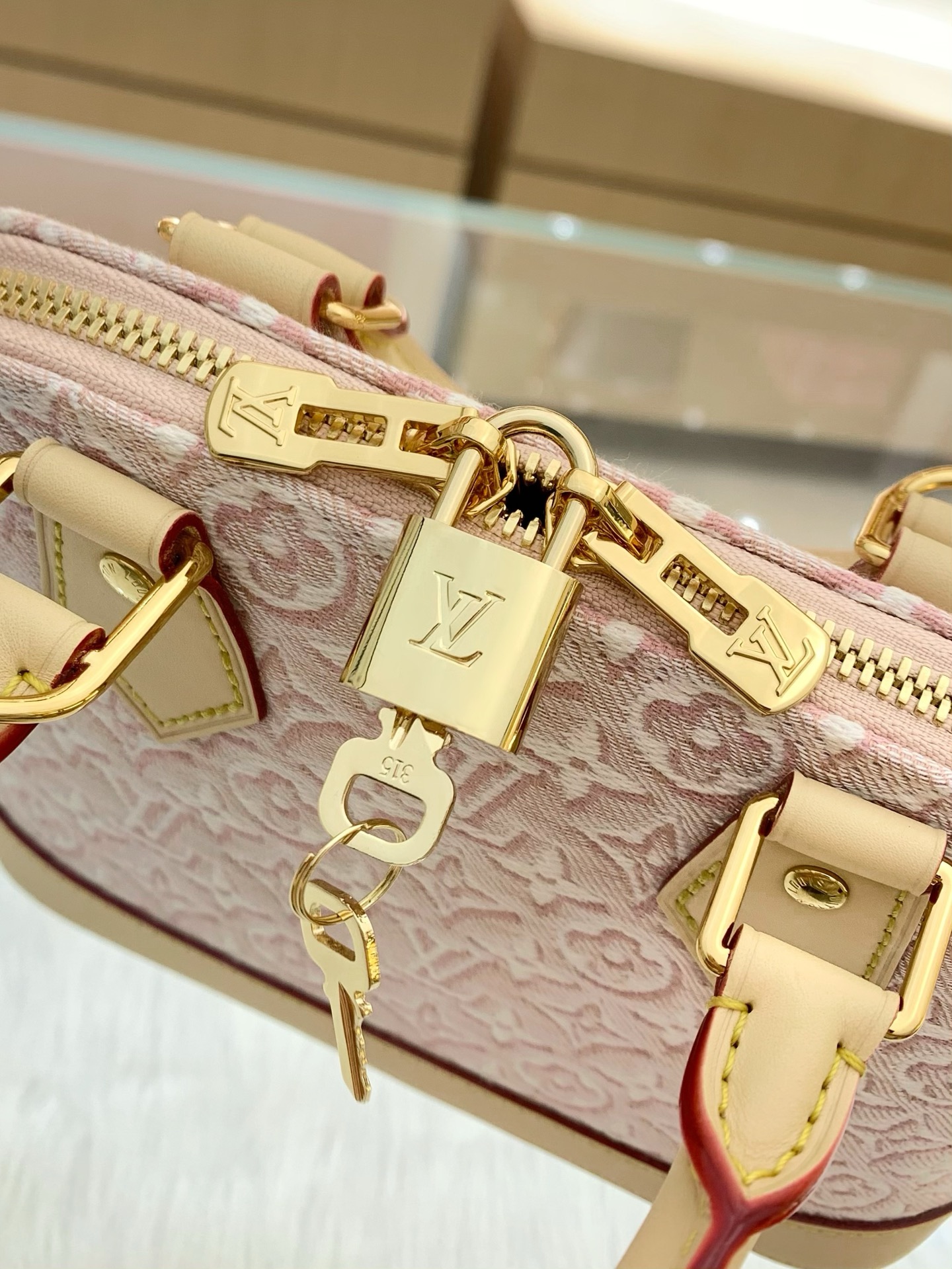 【顶级原单】 款号：M2A378  带163芯片   Alma BB 手袋邂逅刺绣灵感，为精致提花帆布铺陈 Monogr