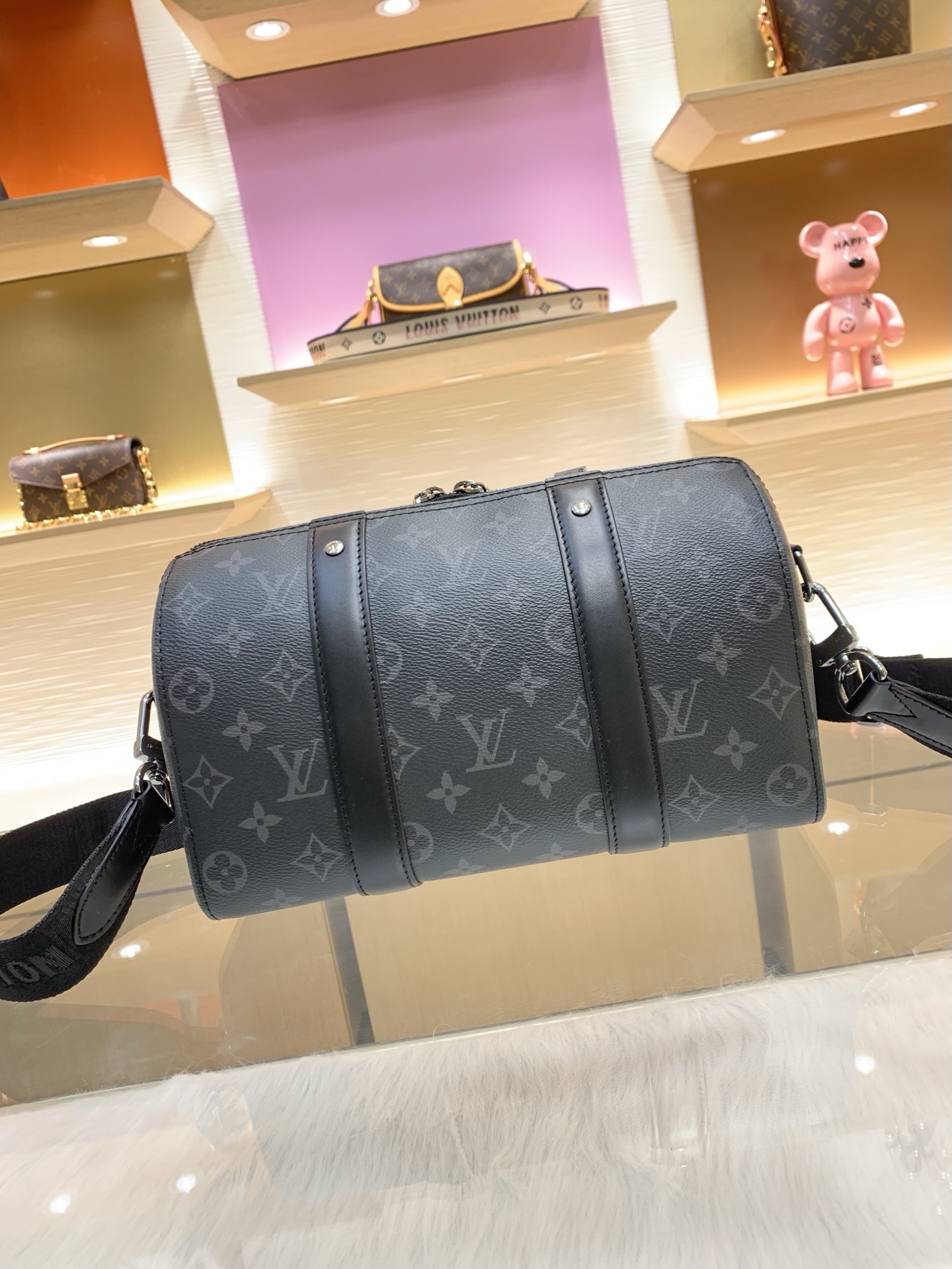 【顶级原单】款号:M45936 带163芯片 Keepall 旅行袋浓缩经典构型,成就此款潮流都市手袋。侧面设计趣味 【顶级原单】款号:M45936 带163芯片 Keepall 旅行袋浓缩经典构型,成就此款潮流都市手袋。侧面设计趣味
