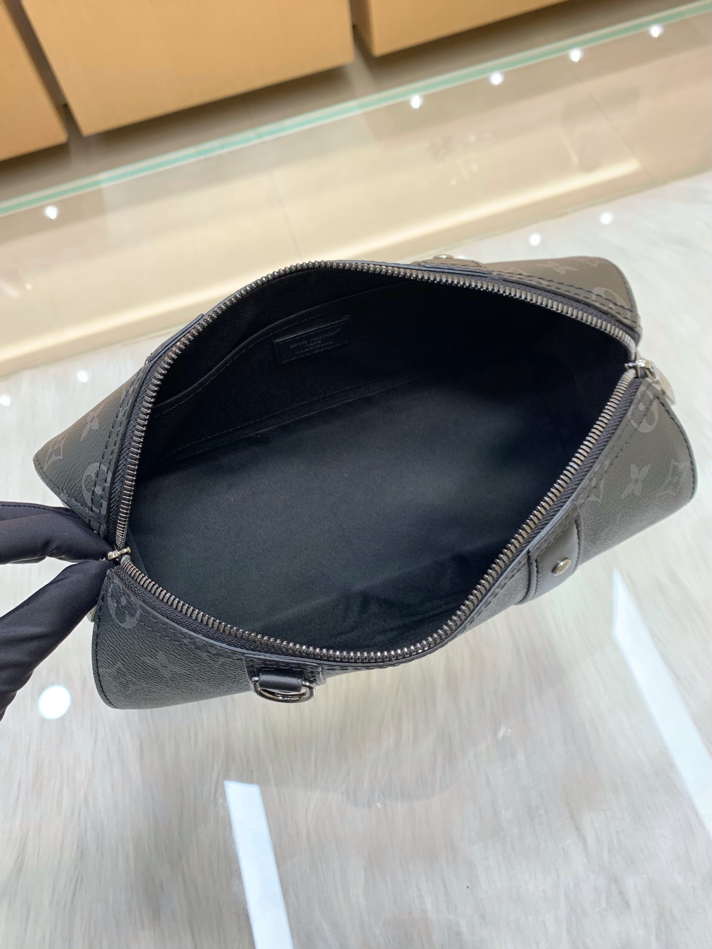 【顶级原单】款号:M45936 带163芯片 Keepall 旅行袋浓缩经典构型,成就此款潮流都市手袋。侧面设计趣味 【顶级原单】款号:M45936 带163芯片 Keepall 旅行袋浓缩经典构型,成就此款潮流都市手袋。侧面设计趣味