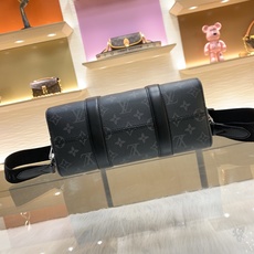 【顶级原单】款号:M45936 带163芯片 Keepall 旅行袋浓缩经典构型,成就此款潮流都市手袋。侧面设计趣味 【顶级原单】款号:M45936 带163芯片 Keepall 旅行袋浓缩经典构型,成就此款潮流都市手袋。侧面设计趣味