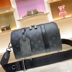【顶级原单】款号:M45936 带163芯片 Keepall 旅行袋浓缩经典构型,成就此款潮流都市手袋。侧面设计趣味 【顶级原单】款号:M45936 带163芯片 Keepall 旅行袋浓缩经典构型,成就此款潮流都市手袋。侧面设计趣味