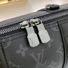 【顶级原单】款号:M45936 带163芯片 Keepall 旅行袋浓缩经典构型,成就此款潮流都市手袋。侧面设计趣味 【顶级原单】款号:M45936 带163芯片 Keepall 旅行袋浓缩经典构型,成就此款潮流都市手袋。侧面设计趣味