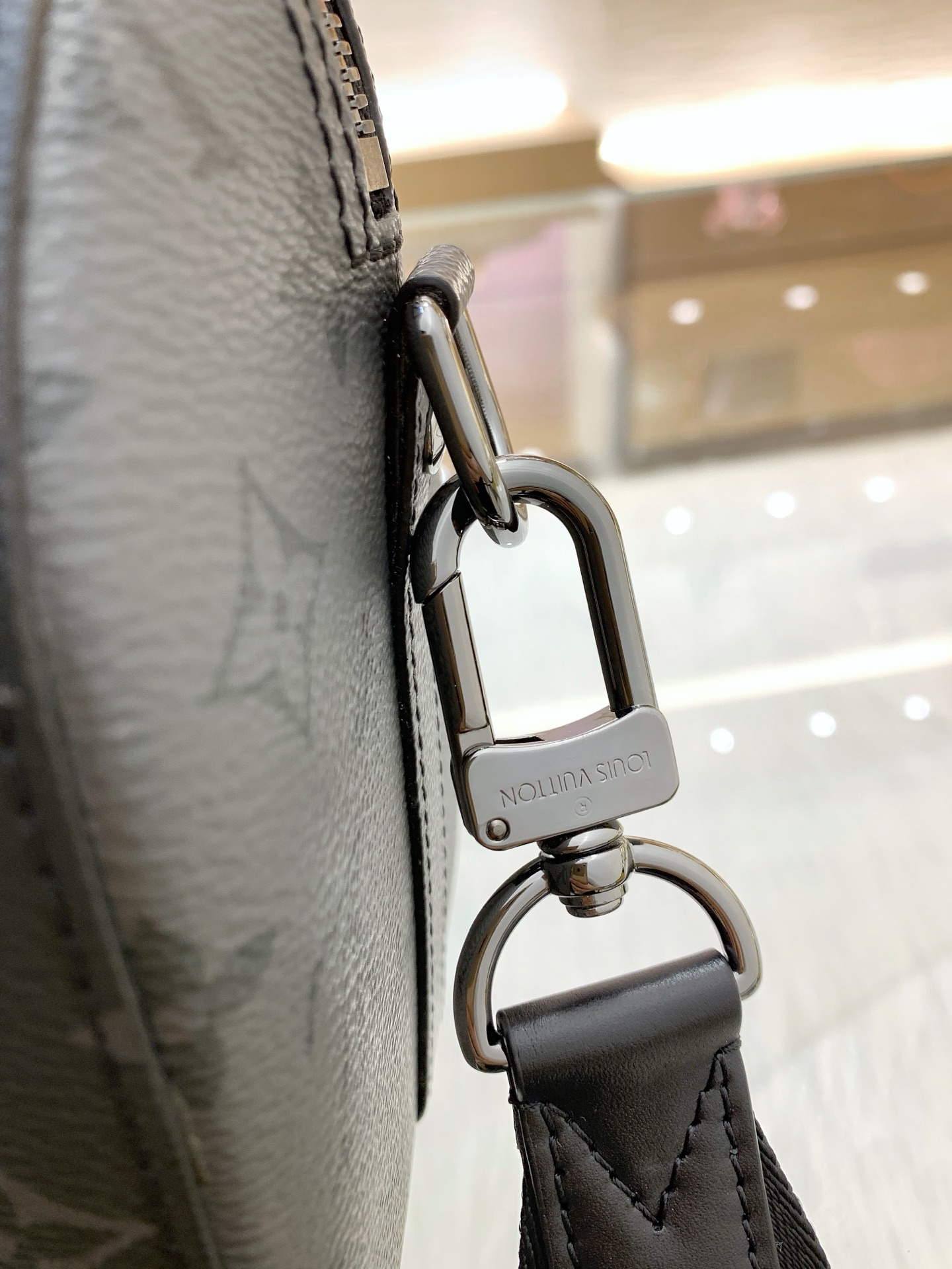 【顶级原单】款号:M45936 带163芯片 Keepall 旅行袋浓缩经典构型,成就此款潮流都市手袋。侧面设计趣味 【顶级原单】款号:M45936 带163芯片 Keepall 旅行袋浓缩经典构型,成就此款潮流都市手袋。侧面设计趣味