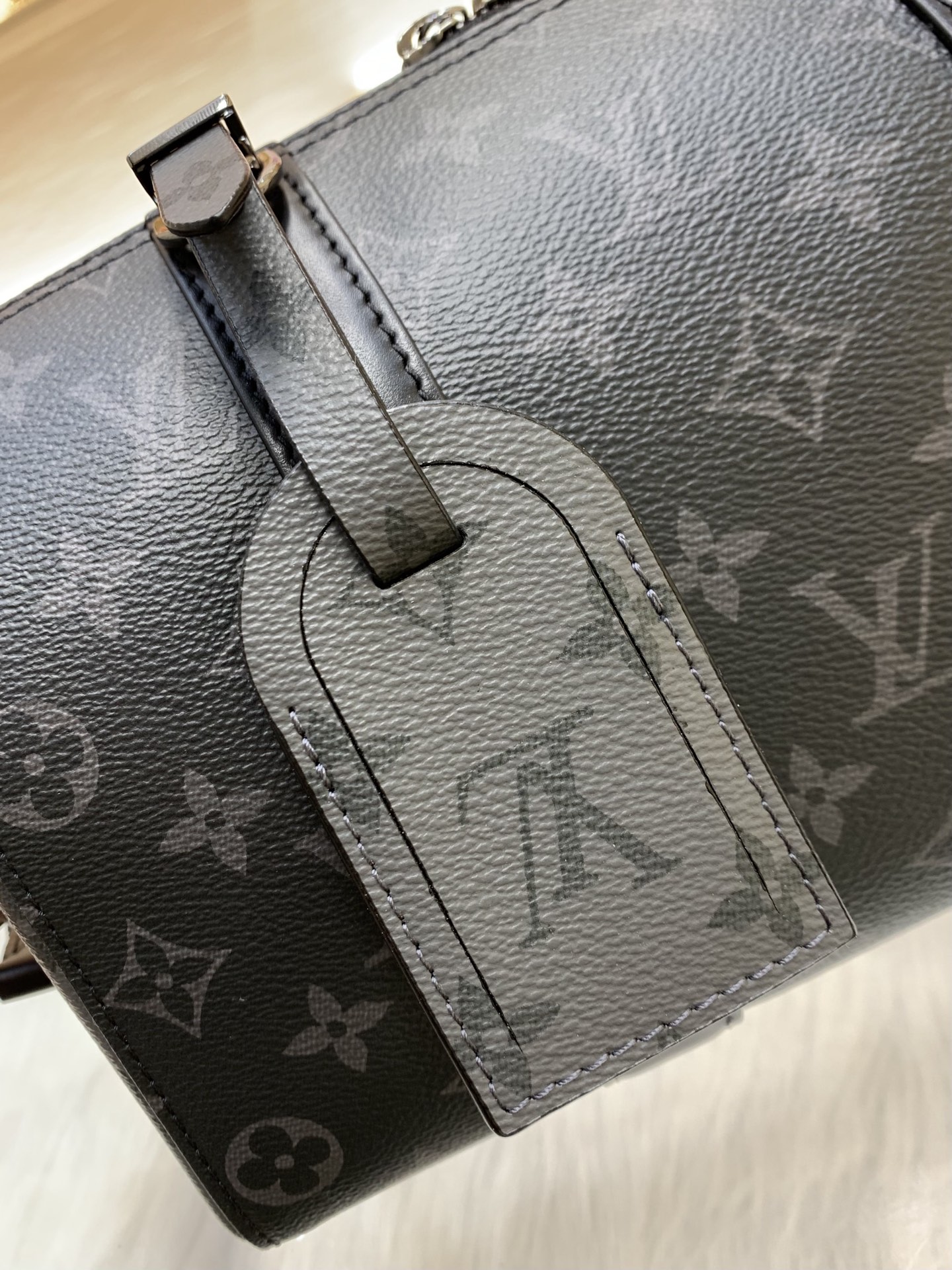 【顶级原单】款号:M45936 带163芯片 Keepall 旅行袋浓缩经典构型,成就此款潮流都市手袋。侧面设计趣味 【顶级原单】款号:M45936 带163芯片 Keepall 旅行袋浓缩经典构型,成就此款潮流都市手袋。侧面设计趣味
