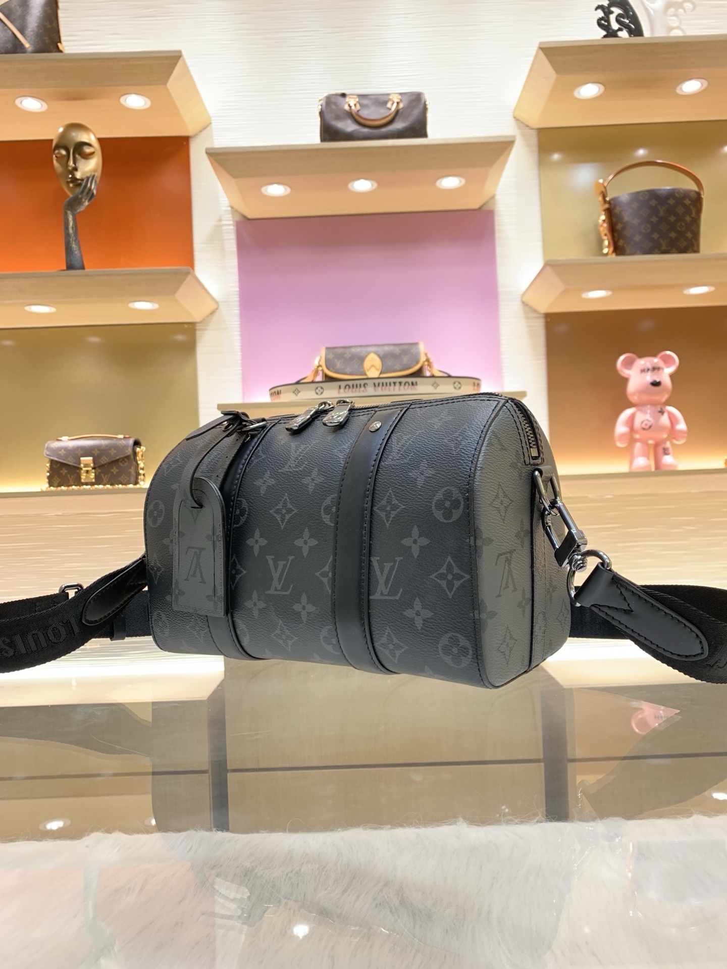 【顶级原单】款号:M45936 带163芯片 Keepall 旅行袋浓缩经典构型,成就此款潮流都市手袋。侧面设计趣味 【顶级原单】款号:M45936 带163芯片 Keepall 旅行袋浓缩经典构型,成就此款潮流都市手袋。侧面设计趣味