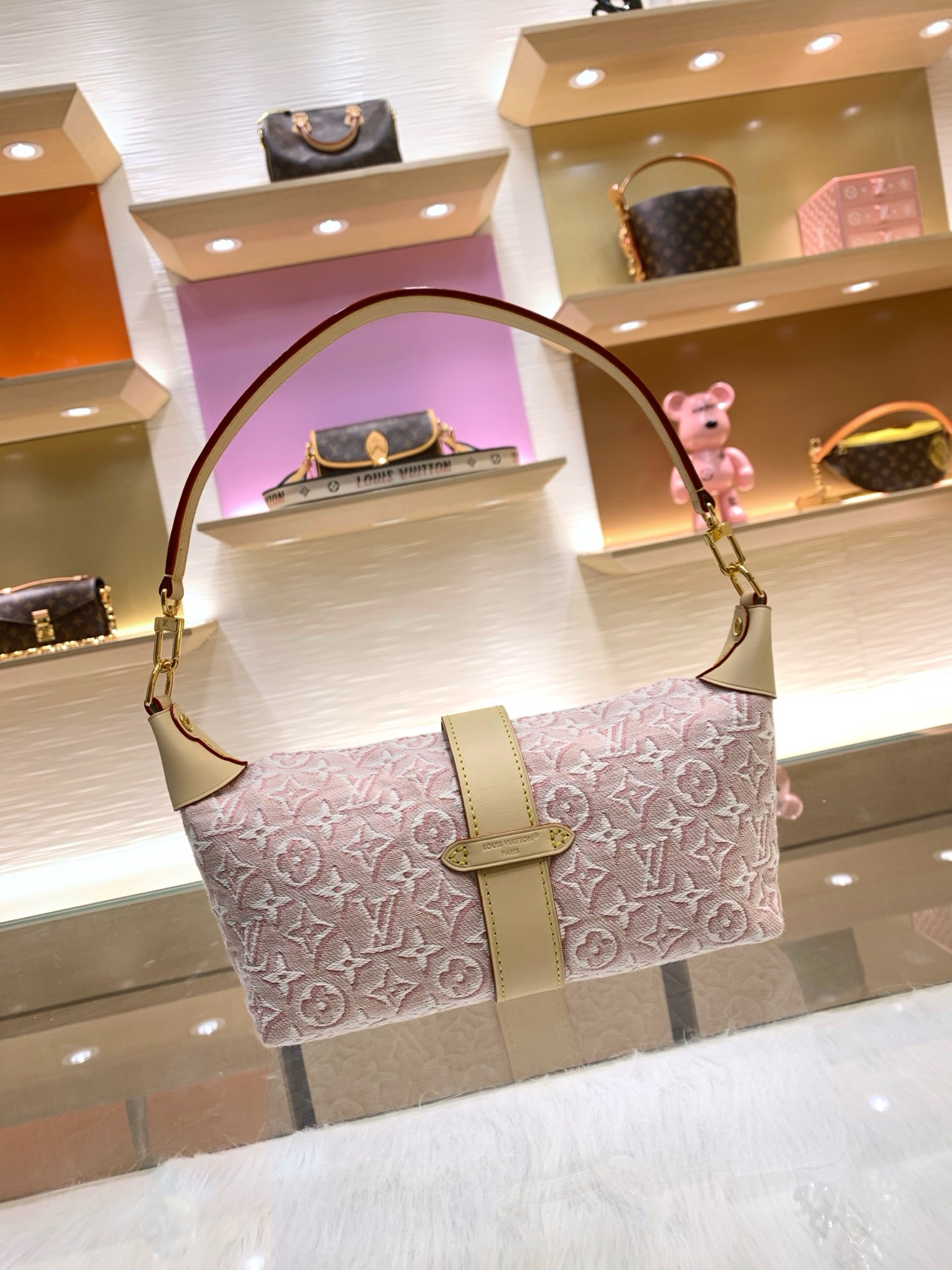 【顶级原单】 款号:M2A382 带163芯片 本款优雅 Pochette Mia 手袋聚焦 Monogram E 【顶级原单】 款号:M2A382 带163芯片 本款优雅 Pochette Mia 手袋聚焦 Monogram E