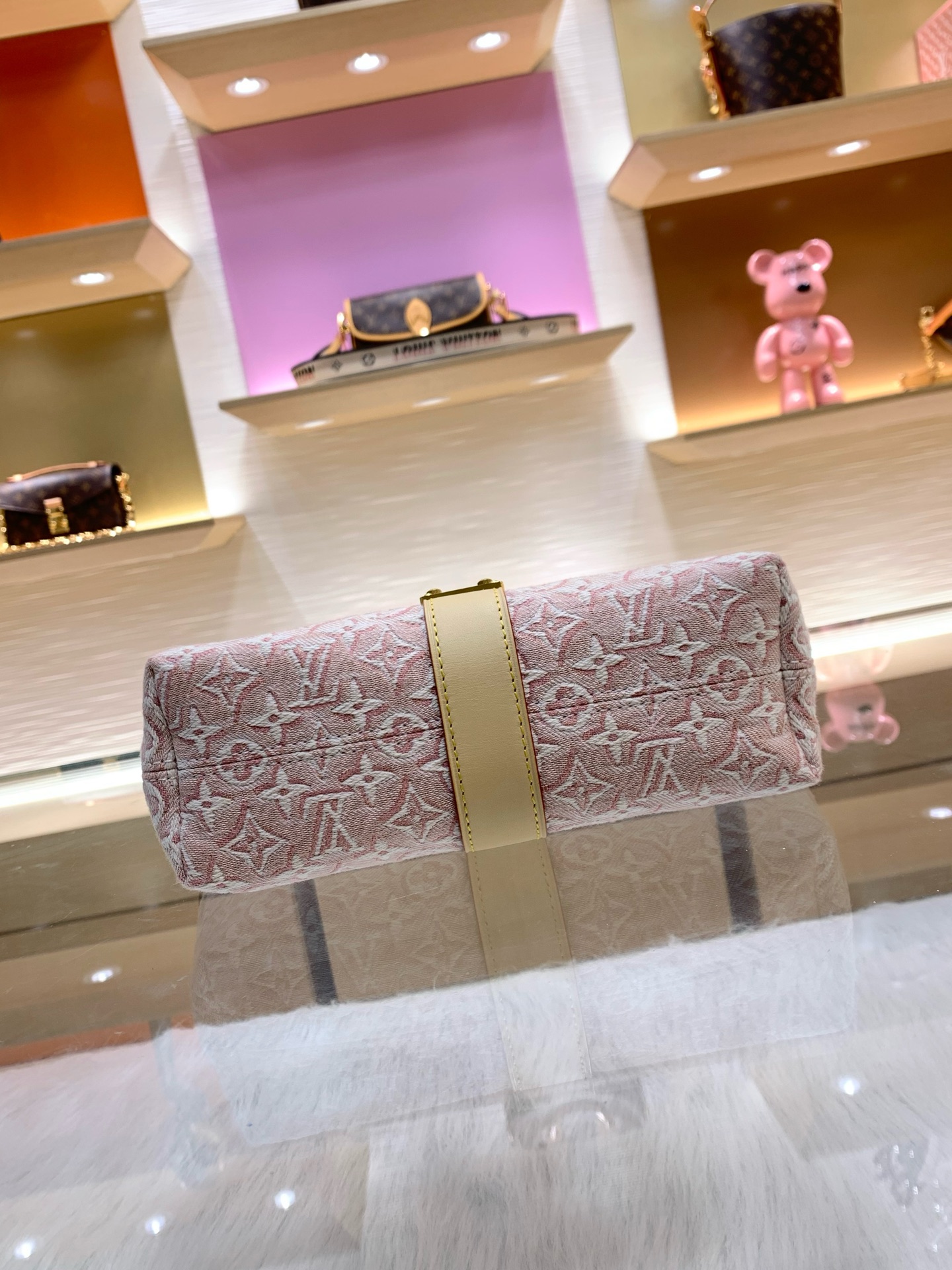 【顶级原单】 款号:M2A382 带163芯片 本款优雅 Pochette Mia 手袋聚焦 Monogram E 【顶级原单】 款号:M2A382 带163芯片 本款优雅 Pochette Mia 手袋聚焦 Monogram E