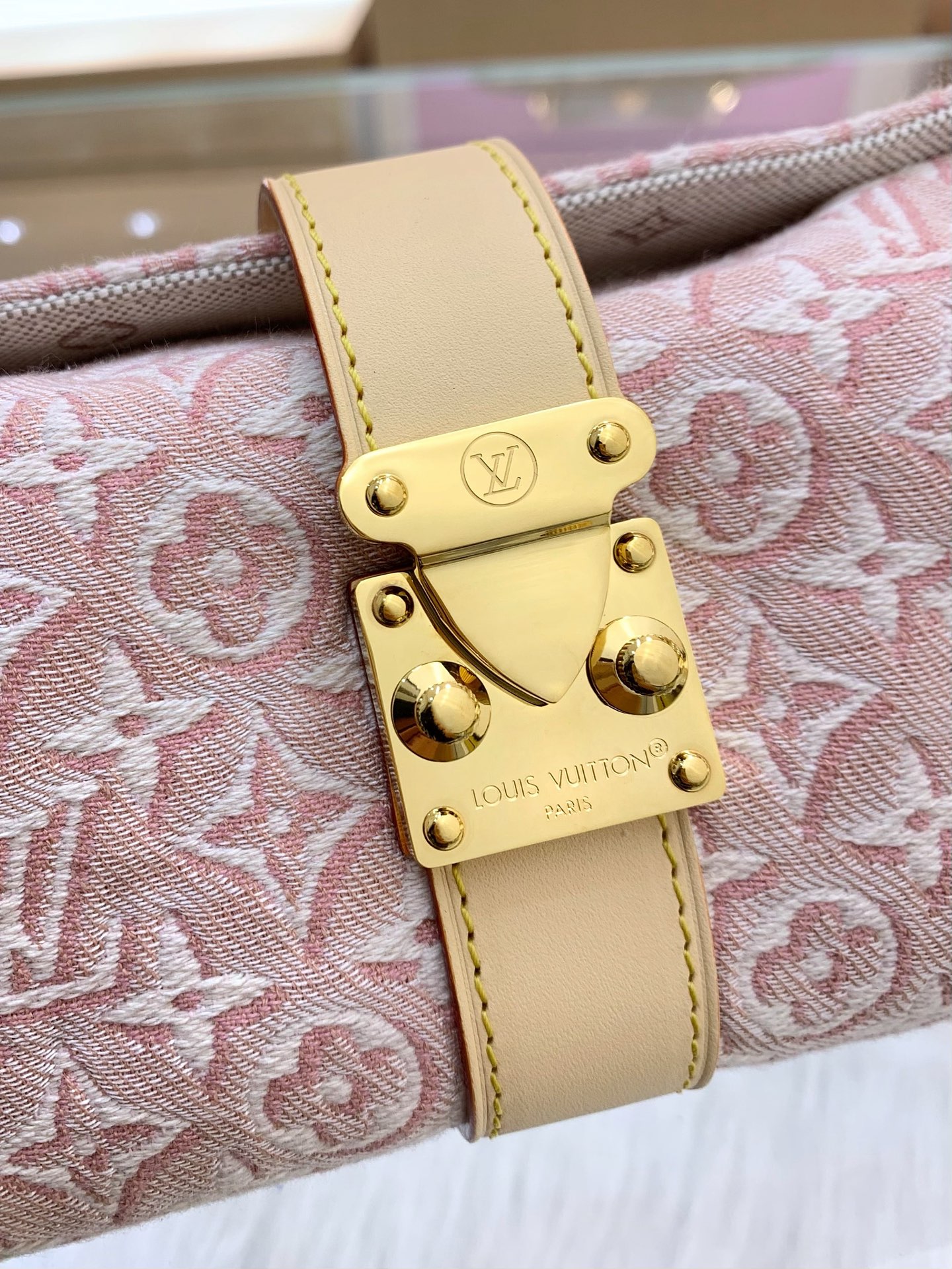 【顶级原单】 款号:M2A382 带163芯片 本款优雅 Pochette Mia 手袋聚焦 Monogram E 【顶级原单】 款号:M2A382 带163芯片 本款优雅 Pochette Mia 手袋聚焦 Monogram E