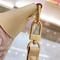 【顶级原单】 款号:M2A382 带163芯片 本款优雅 Pochette Mia 手袋聚焦 Monogram E 【顶级原单】 款号:M2A382 带163芯片 本款优雅 Pochette Mia 手袋聚焦 Monogram E