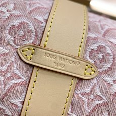 【顶级原单】 款号:M2A382 带163芯片 本款优雅 Pochette Mia 手袋聚焦 Monogram E 【顶级原单】 款号:M2A382 带163芯片 本款优雅 Pochette Mia 手袋聚焦 Monogram E