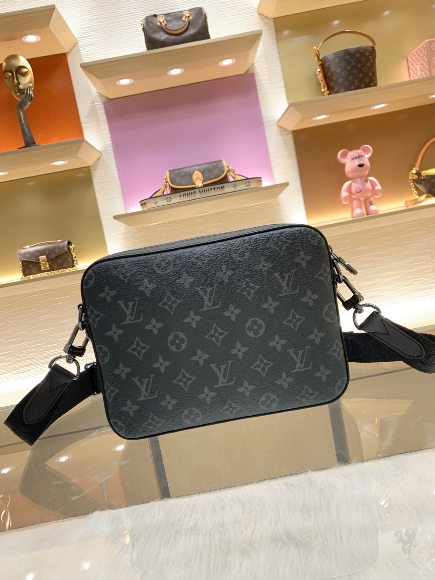 【顶级原单】款号:M69443 带163芯片 Trio 邮差包由 Monogram Eclipse 帆布与 Mon 【顶级原单】款号:M69443 带163芯片 Trio 邮差包由 Monogram Eclipse 帆布与 Mon
