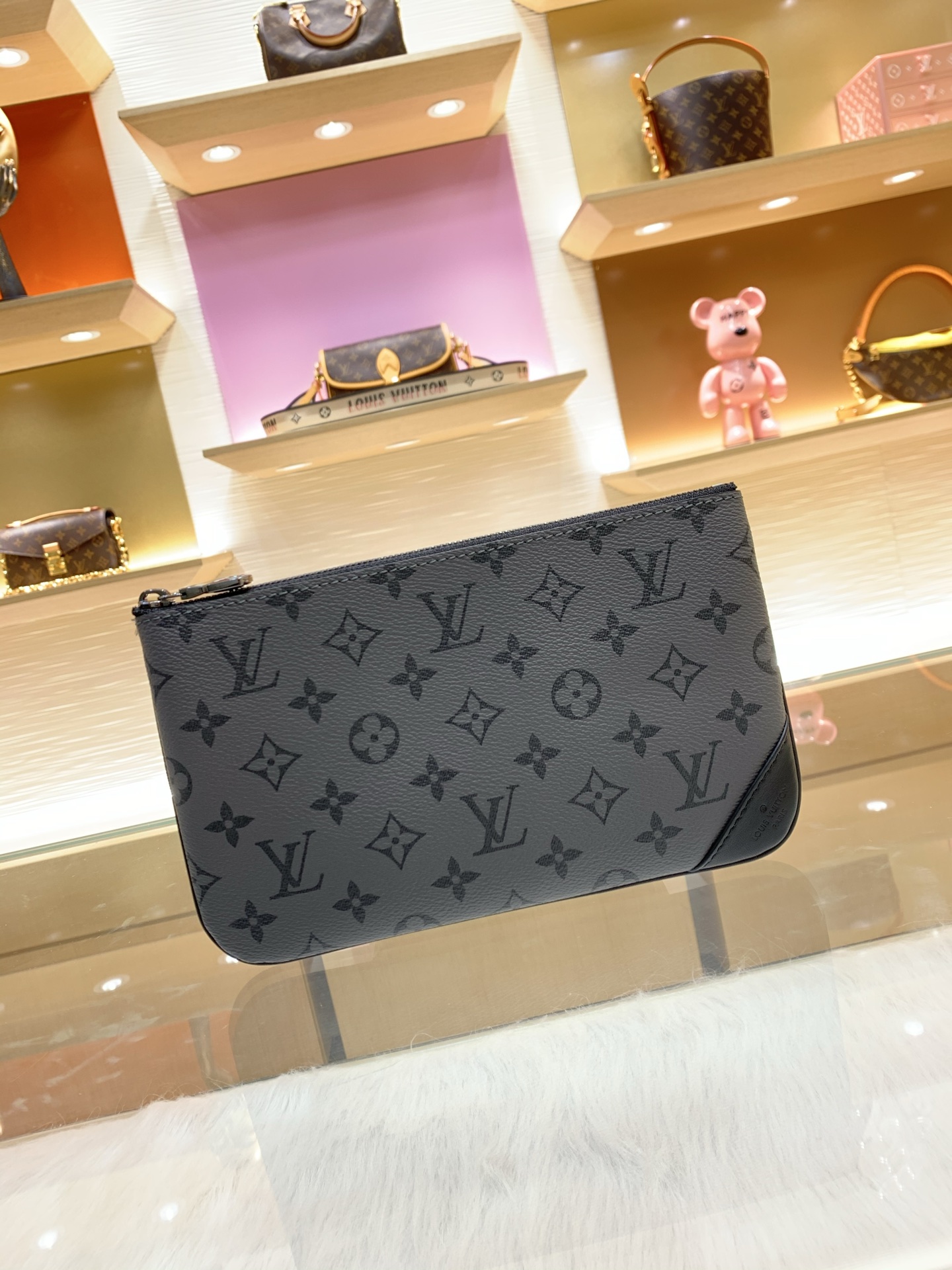 【顶级原单】款号:M69443 带163芯片 Trio 邮差包由 Monogram Eclipse 帆布与 Mon 【顶级原单】款号:M69443 带163芯片 Trio 邮差包由 Monogram Eclipse 帆布与 Mon