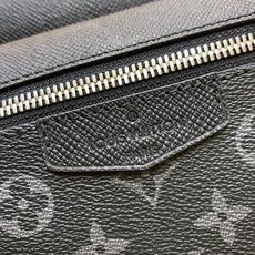【顶级原单】款号:M30233 路易威登以 Taïga 皮革与 Monogram 帆布的交融迎接 2019 年春夏 【顶级原单】款号:M30233 路易威登以 Taïga 皮革与 Monogram 帆布的交融迎接 2019 年春夏