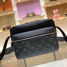 【顶级原单】款号:M30233 路易威登以 Taïga 皮革与 Monogram 帆布的交融迎接 2019 年春夏 【顶级原单】款号:M30233 路易威登以 Taïga 皮革与 Monogram 帆布的交融迎接 2019 年春夏