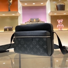 【顶级原单】款号:M30233 路易威登以 Taïga 皮革与 Monogram 帆布的交融迎接 2019 年春夏 【顶级原单】款号:M30233 路易威登以 Taïga 皮革与 Monogram 帆布的交融迎接 2019 年春夏