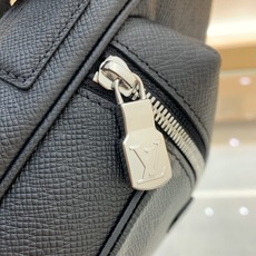 【顶级原单】款号:M30233 路易威登以 Taïga 皮革与 Monogram 帆布的交融迎接 2019 年春夏 【顶级原单】款号:M30233 路易威登以 Taïga 皮革与 Monogram 帆布的交融迎接 2019 年春夏