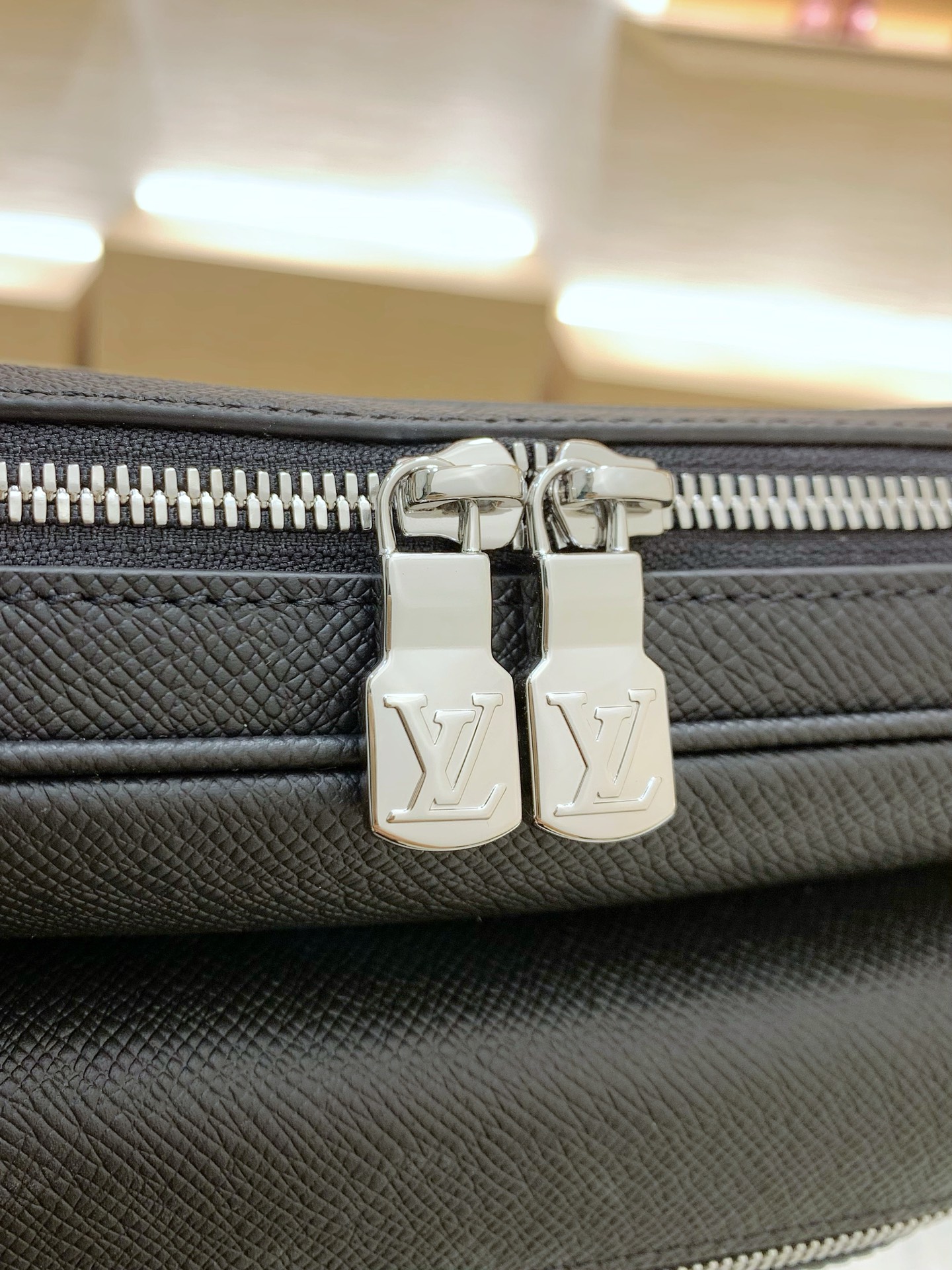 【顶级原单】款号:M30233 路易威登以 Taïga 皮革与 Monogram 帆布的交融迎接 2019 年春夏 【顶级原单】款号:M30233 路易威登以 Taïga 皮革与 Monogram 帆布的交融迎接 2019 年春夏