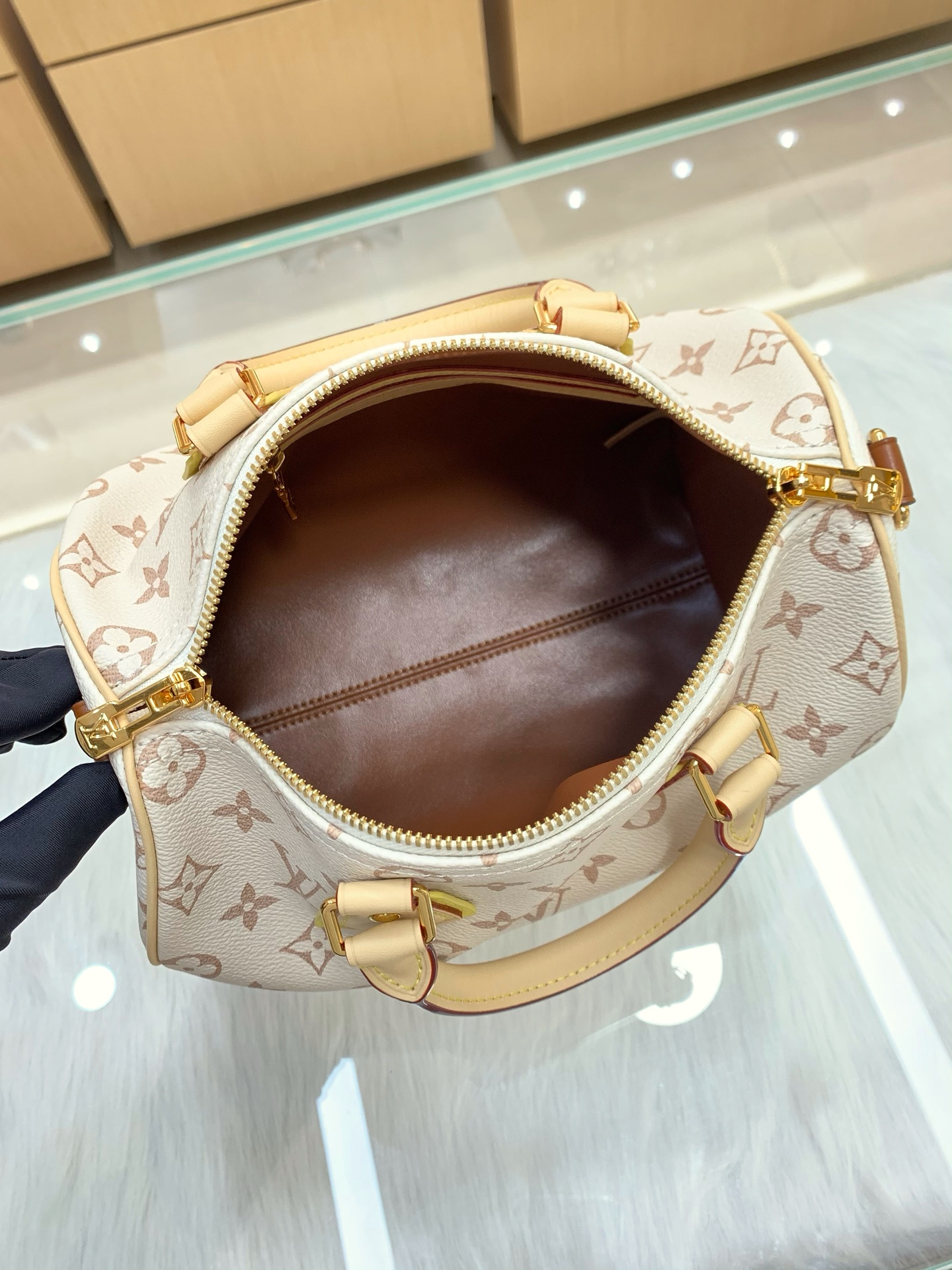 【顶级原单】款号:M2A038 带163芯片 LV Crafty 系列呈现精巧 Speedy Bandouliè 【顶级原单】款号:M2A038 带163芯片 LV Crafty 系列呈现精巧 Speedy Bandouliè