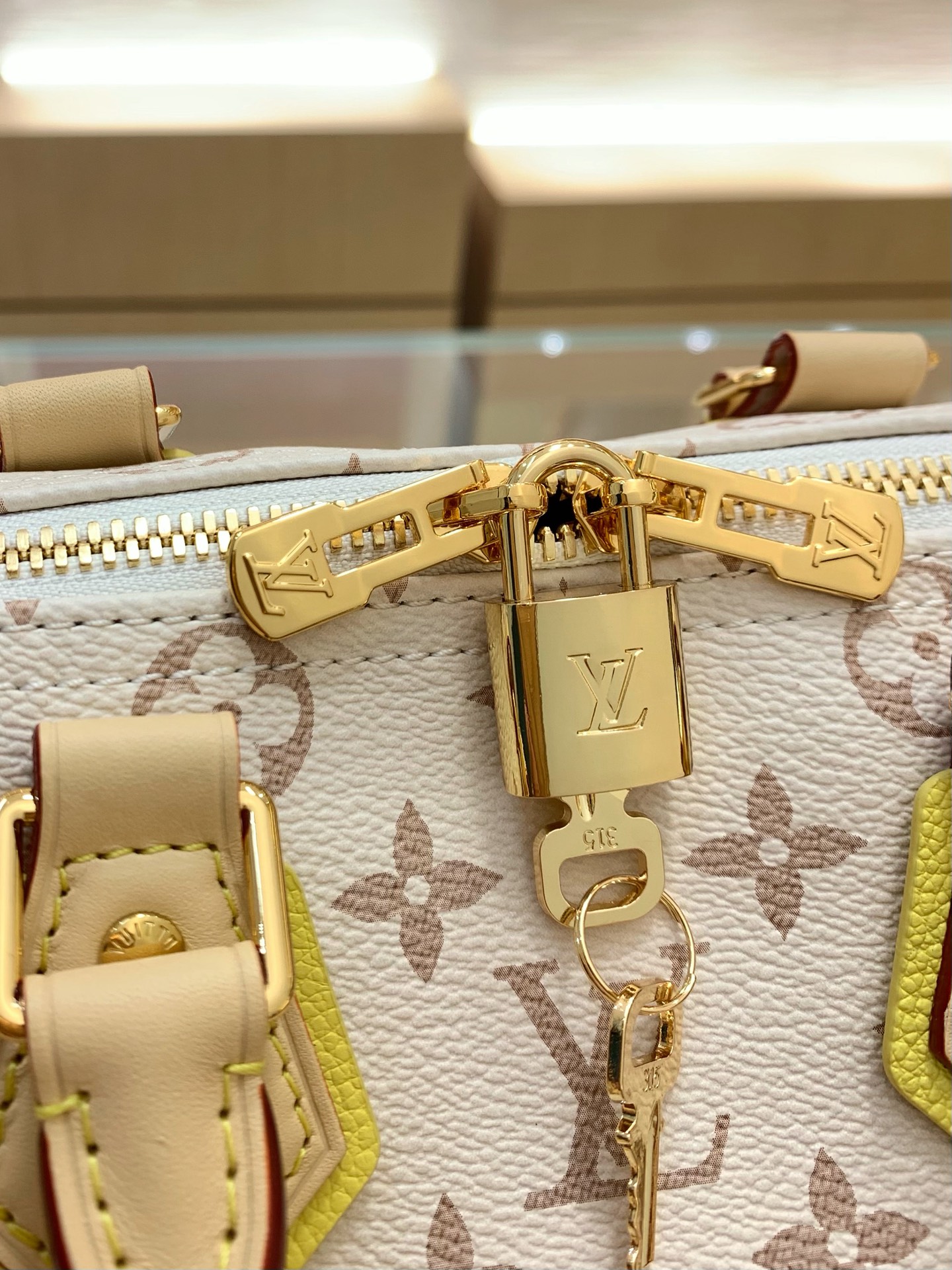 【顶级原单】款号:M2A038 带163芯片 LV Crafty 系列呈现精巧 Speedy Bandouliè 【顶级原单】款号:M2A038 带163芯片 LV Crafty 系列呈现精巧 Speedy Bandouliè