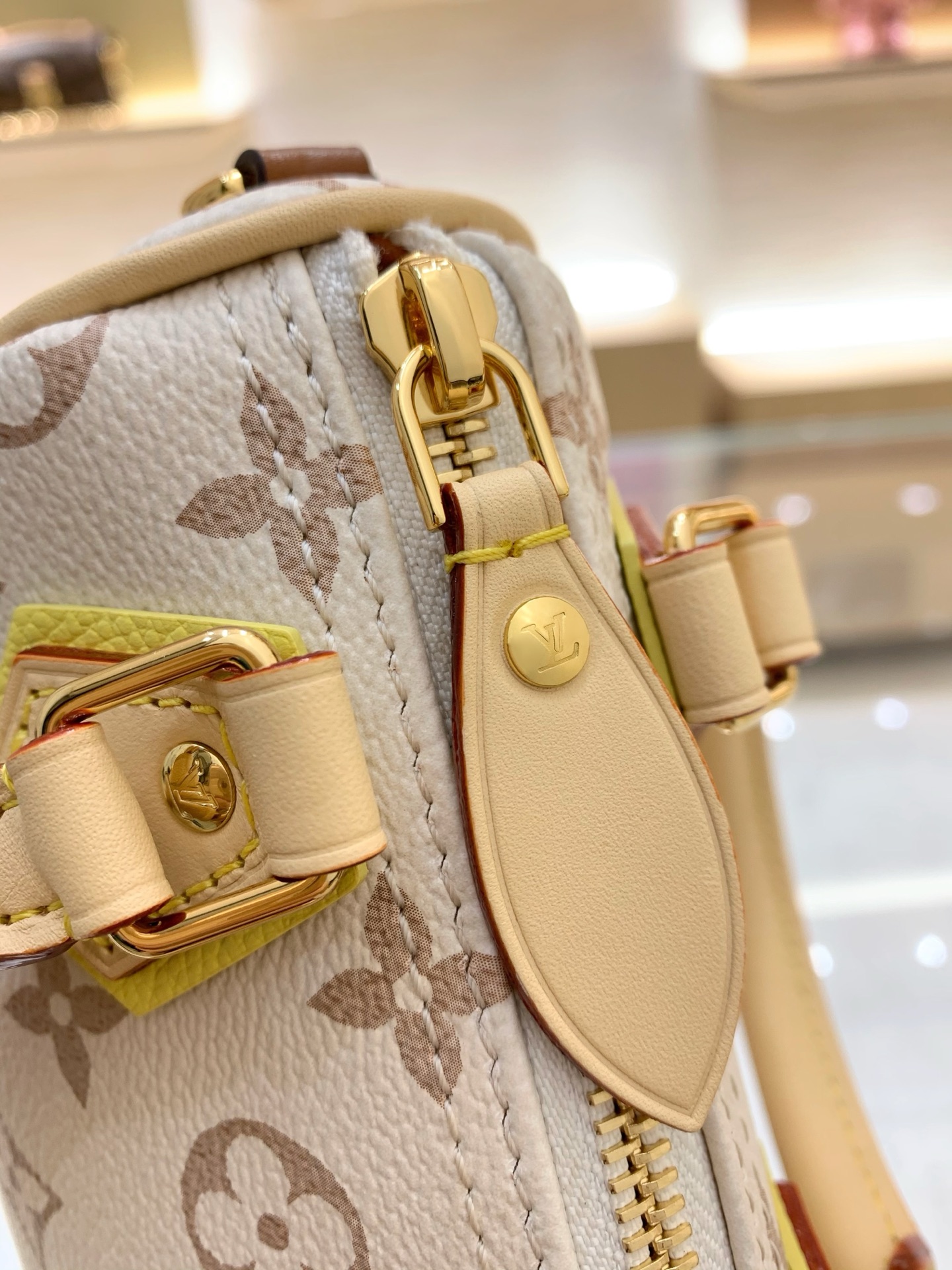 【顶级原单】款号:M29781 带163芯片 LV Crafty 系列焕新推出 Nano Speedy 手袋,为经典 【顶级原单】款号:M29781 带163芯片 LV Crafty 系列焕新推出 Nano Speedy 手袋,为经典