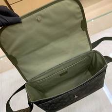 【顶级原单】款号:M28629 带163芯片 本款 Courrier 邮差包采用 Monogram Eclips 【顶级原单】款号:M28629 带163芯片 本款 Courrier 邮差包采用 Monogram Eclips