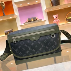 【顶级原单】款号:M28629 带163芯片 本款 Courrier 邮差包采用 Monogram Eclips 【顶级原单】款号:M28629 带163芯片 本款 Courrier 邮差包采用 Monogram Eclips