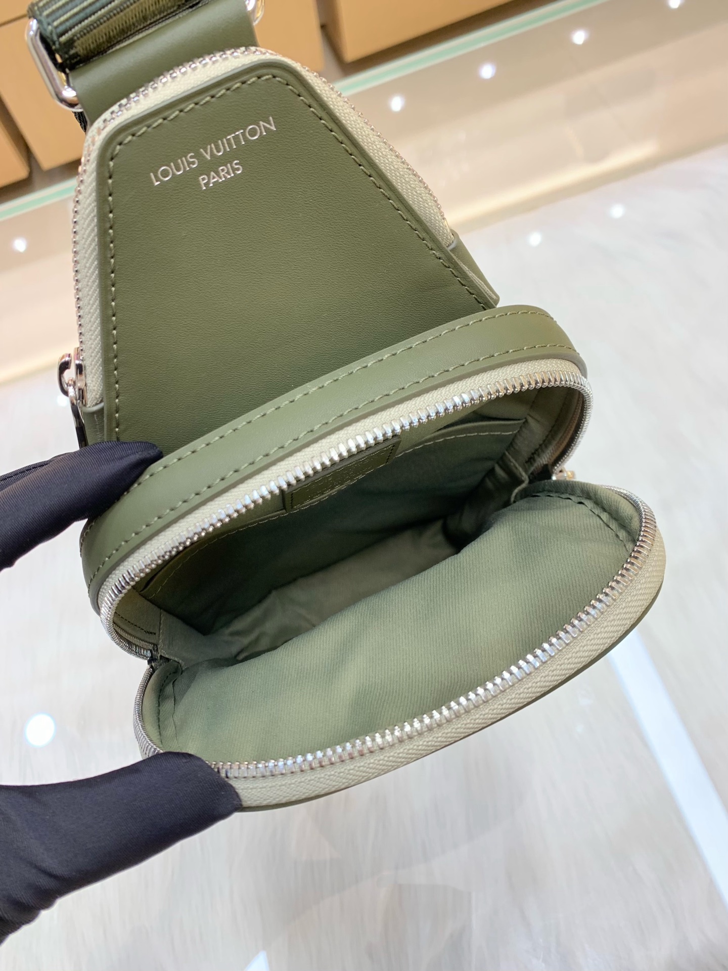 【顶级原单】款号:M28735 带163芯片 Avenue 斜挎包以 Monogram Eclipse 帆布诠释简 【顶级原单】款号:M28735 带163芯片 Avenue 斜挎包以 Monogram Eclipse 帆布诠释简