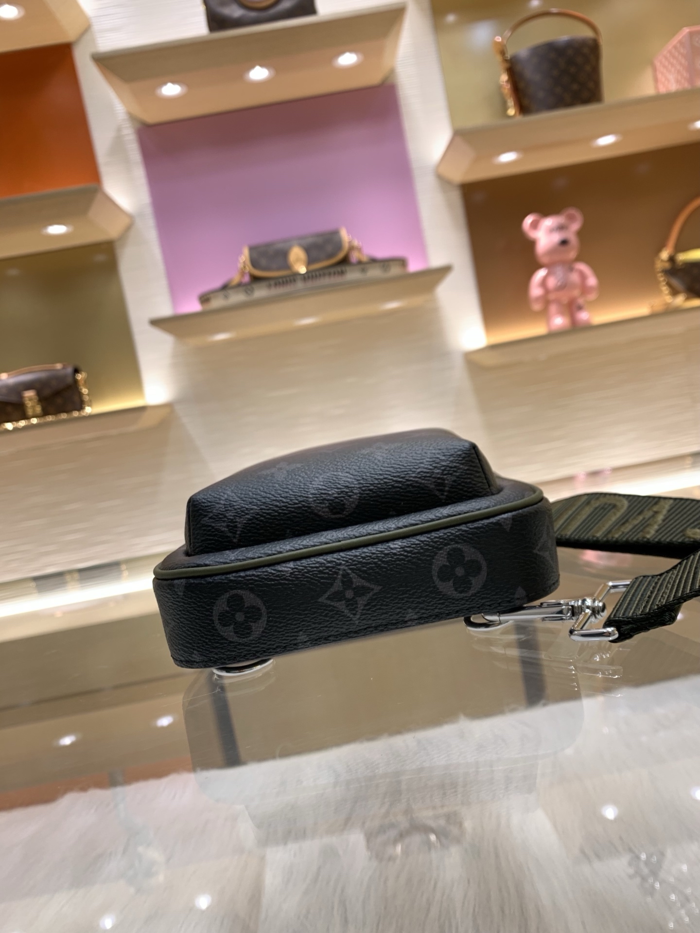 【顶级原单】款号:M28735 带163芯片 Avenue 斜挎包以 Monogram Eclipse 帆布诠释简 【顶级原单】款号:M28735 带163芯片 Avenue 斜挎包以 Monogram Eclipse 帆布诠释简