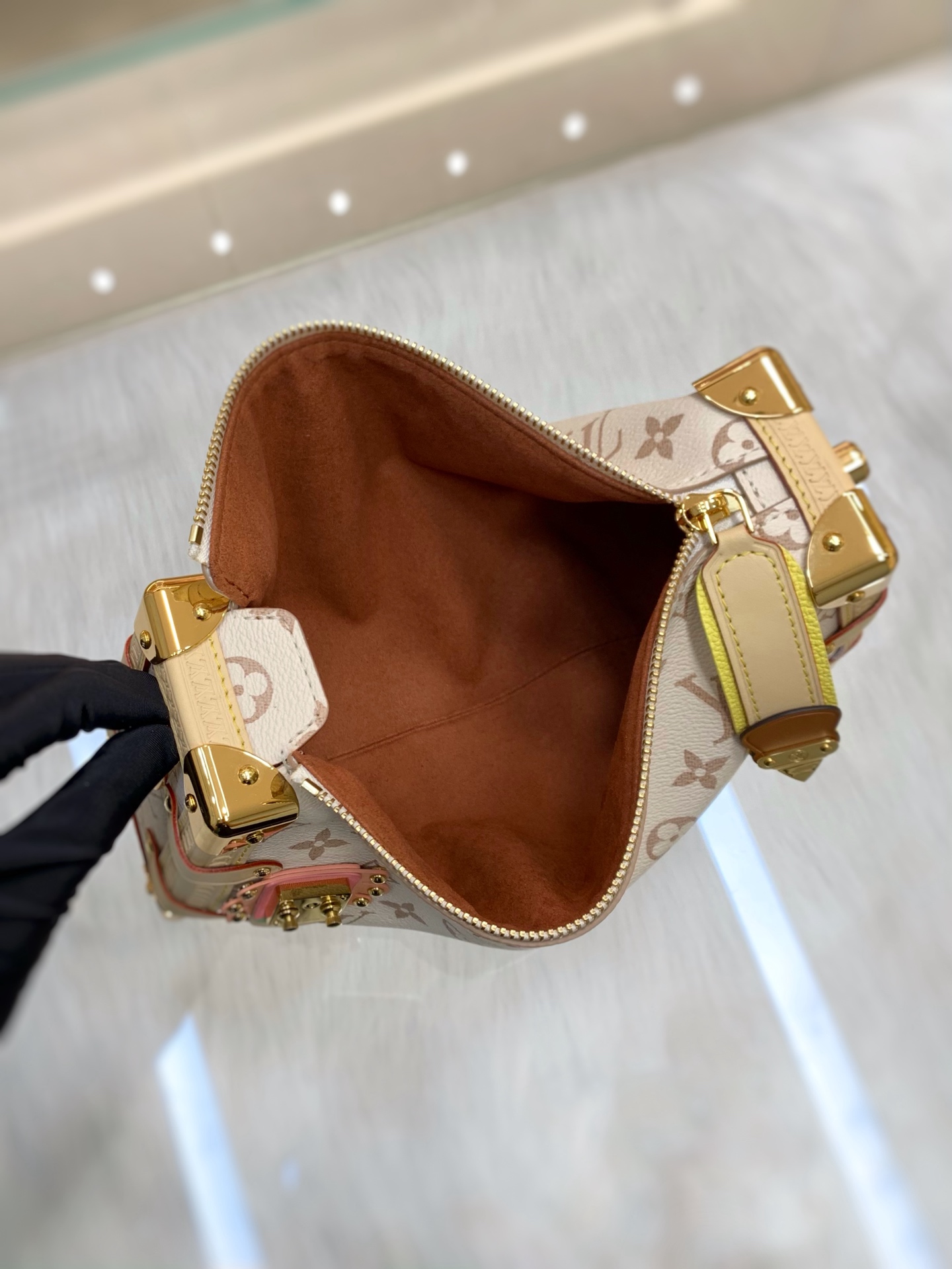 【顶级原单】款号：M29913  带163芯片   本款 Side Trunk 中号手袋出自 LV Crafty 系列，
