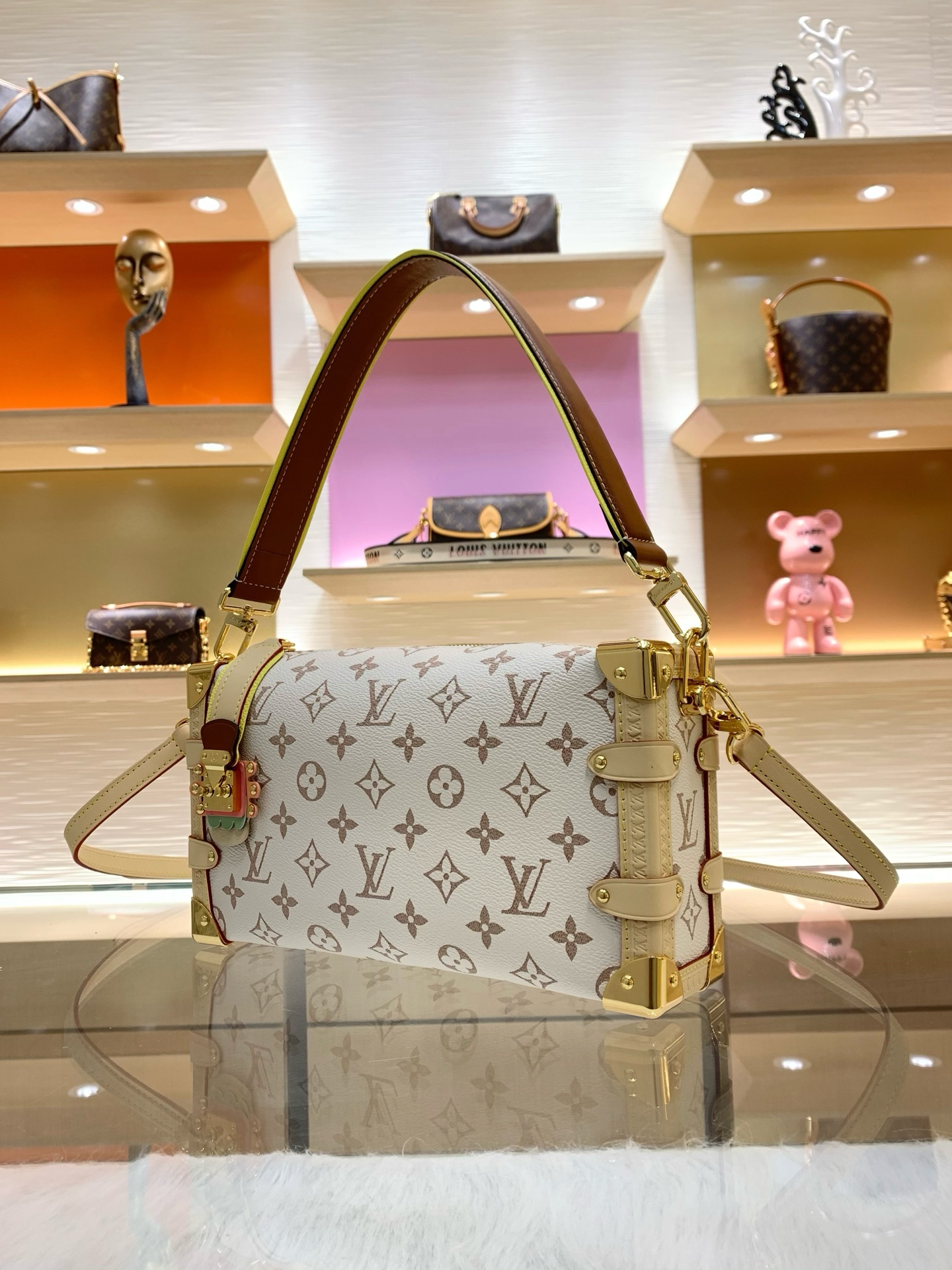 【顶级原单】款号：M29913  带163芯片   本款 Side Trunk 中号手袋出自 LV Crafty 系列，