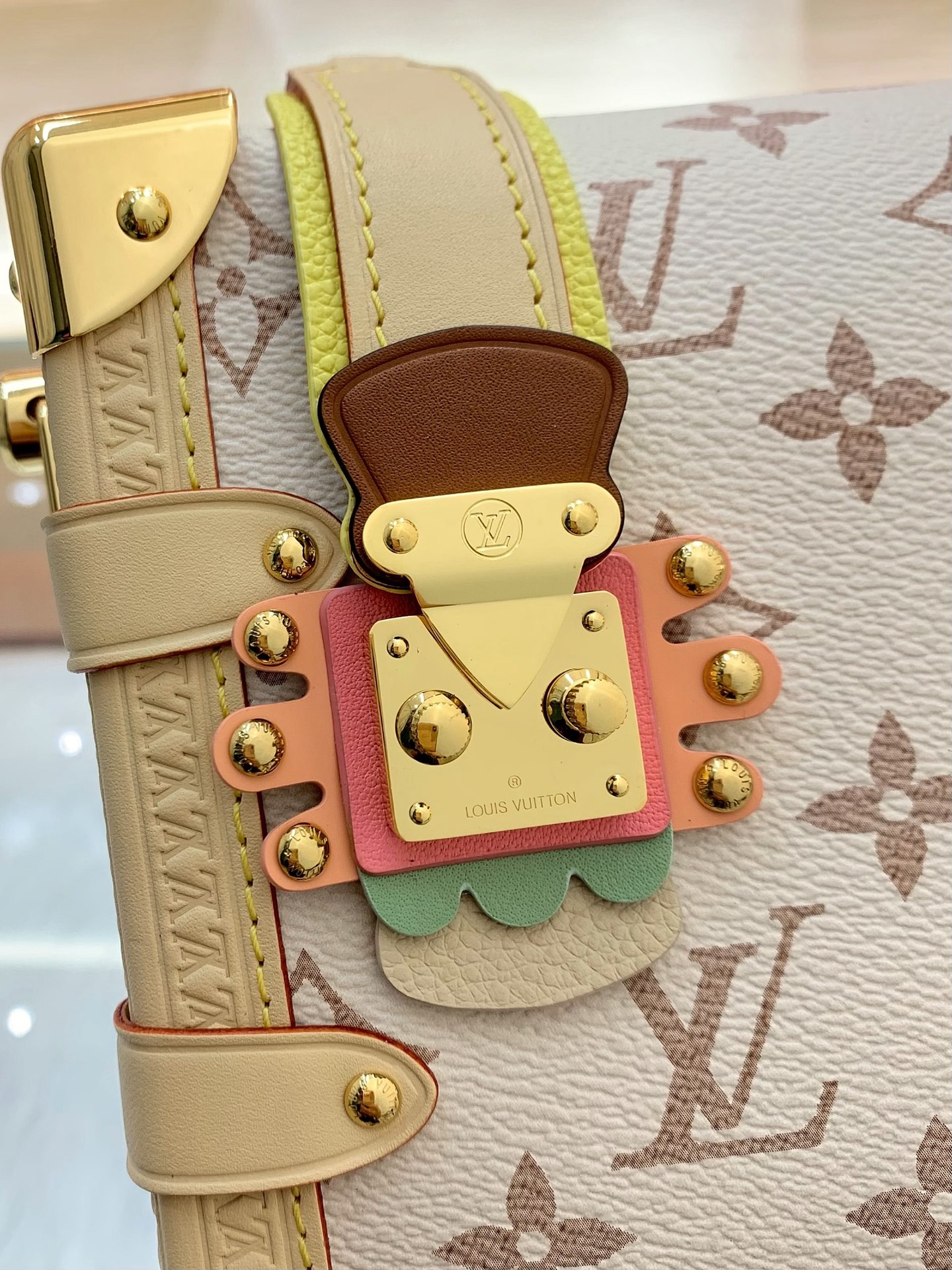 【顶级原单】款号：M29913  带163芯片   本款 Side Trunk 中号手袋出自 LV Crafty 系列，