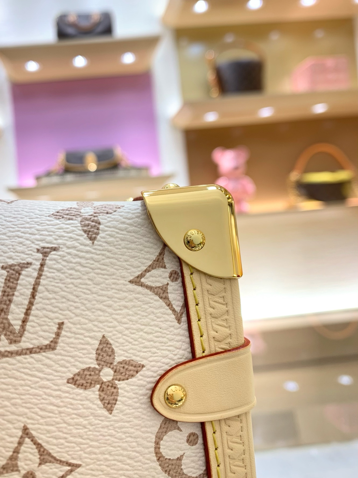 【顶级原单】款号：M29913  带163芯片   本款 Side Trunk 中号手袋出自 LV Crafty 系列，