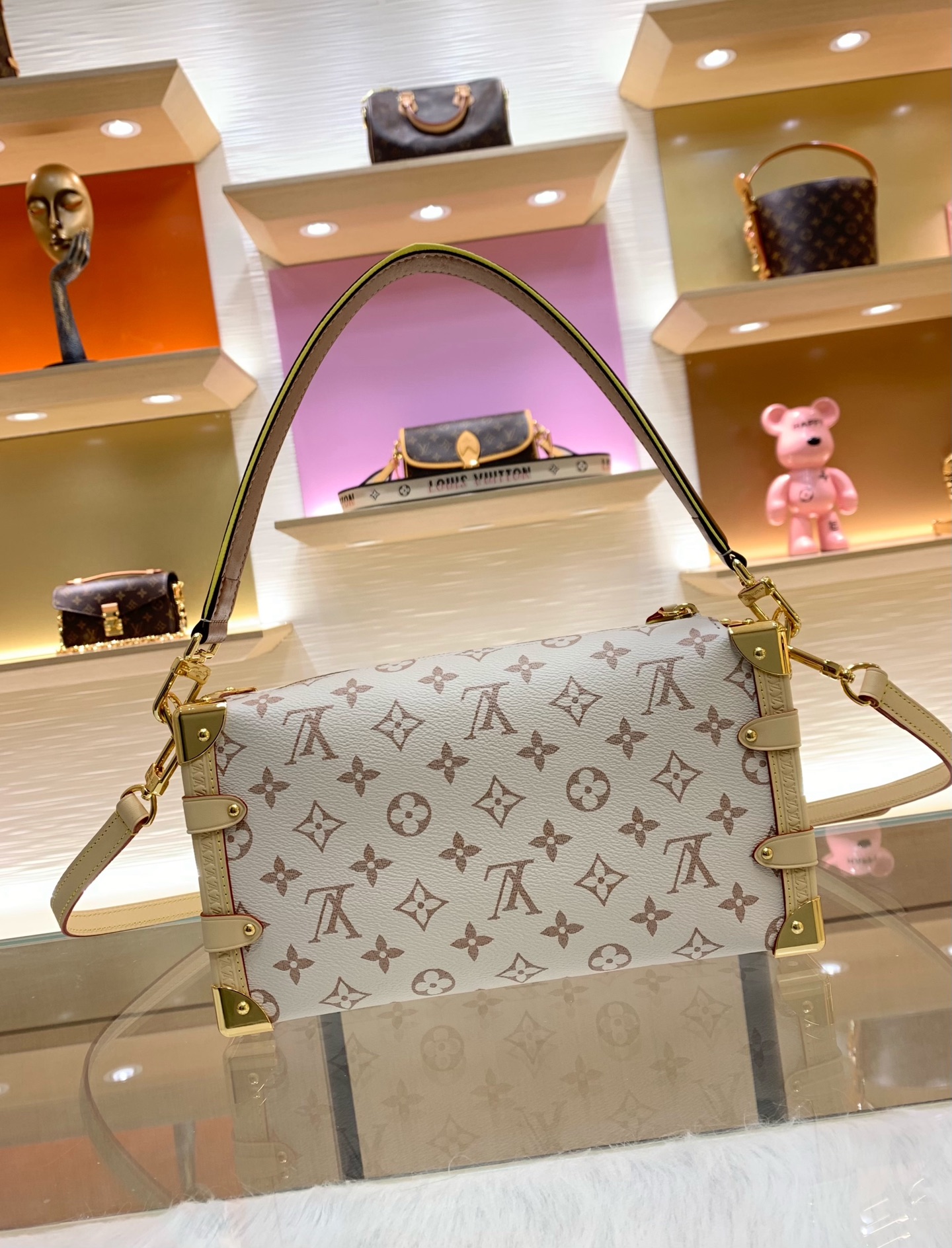 【顶级原单】款号：M29913  带163芯片   本款 Side Trunk 中号手袋出自 LV Crafty 系列，
