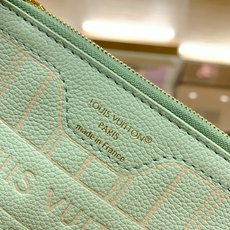 【顶级原单】款号:M2A465 带163芯片 本款 Neverfull Inside Out BB 手袋焕新呈现 【顶级原单】款号:M2A465 带163芯片 本款 Neverfull Inside Out BB 手袋焕新呈现