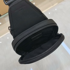 【顶级原单】款号:M2A354 带153芯片 Avenue Sling Bag PM 是用全粒牛皮皮革上采用压花加 【顶级原单】款号:M2A354 带153芯片 Avenue Sling Bag PM 是用全粒牛皮皮革上采用压花加