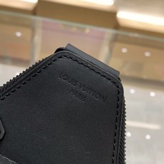 【顶级原单】款号:M2A354 带153芯片 Avenue Sling Bag PM 是用全粒牛皮皮革上采用压花加 【顶级原单】款号:M2A354 带153芯片 Avenue Sling Bag PM 是用全粒牛皮皮革上采用压花加
