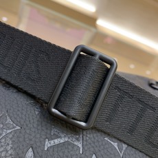 【顶级原单】款号:M2A354 带153芯片 Avenue Sling Bag PM 是用全粒牛皮皮革上采用压花加 【顶级原单】款号:M2A354 带153芯片 Avenue Sling Bag PM 是用全粒牛皮皮革上采用压花加