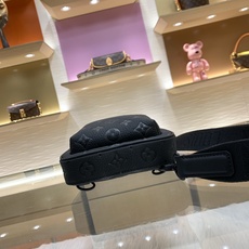 【顶级原单】款号:M2A354 带153芯片 Avenue Sling Bag PM 是用全粒牛皮皮革上采用压花加 【顶级原单】款号:M2A354 带153芯片 Avenue Sling Bag PM 是用全粒牛皮皮革上采用压花加