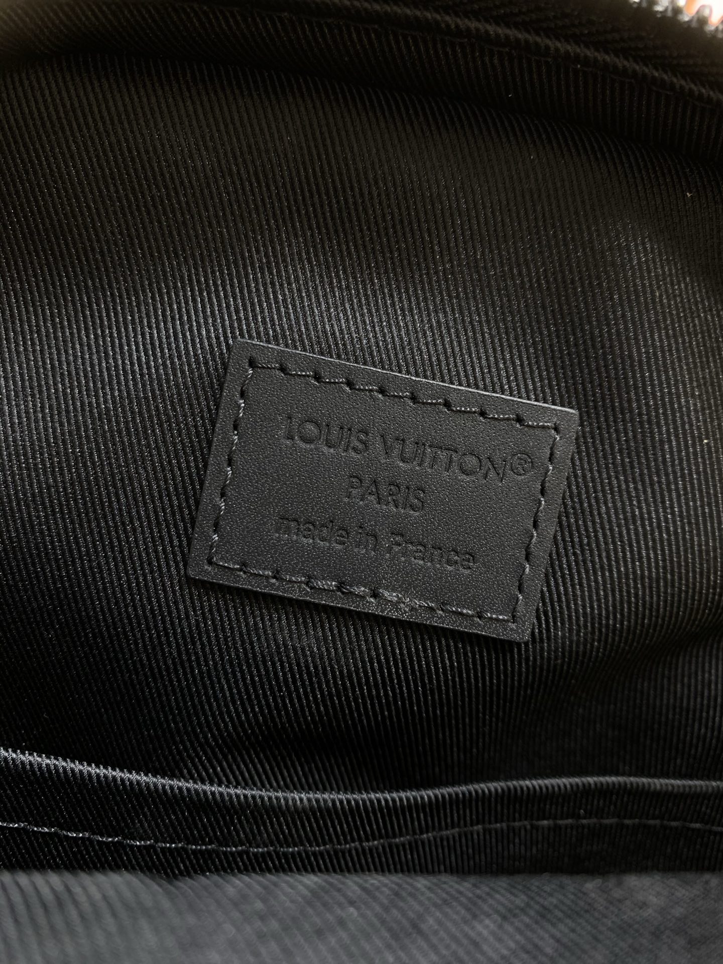 【顶级原单】款号:M2A354 带153芯片 Avenue Sling Bag PM 是用全粒牛皮皮革上采用压花加 【顶级原单】款号:M2A354 带153芯片 Avenue Sling Bag PM 是用全粒牛皮皮革上采用压花加