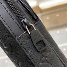 【顶级原单】款号:M2A354 带153芯片 Avenue Sling Bag PM 是用全粒牛皮皮革上采用压花加 【顶级原单】款号:M2A354 带153芯片 Avenue Sling Bag PM 是用全粒牛皮皮革上采用压花加