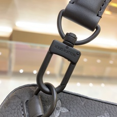 【顶级原单】款号:M2A354 带153芯片 Avenue Sling Bag PM 是用全粒牛皮皮革上采用压花加 【顶级原单】款号:M2A354 带153芯片 Avenue Sling Bag PM 是用全粒牛皮皮革上采用压花加