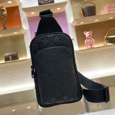 【顶级原单】款号:M2A354 带153芯片 Avenue Sling Bag PM 是用全粒牛皮皮革上采用压花加 【顶级原单】款号:M2A354 带153芯片 Avenue Sling Bag PM 是用全粒牛皮皮革上采用压花加