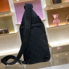 【顶级原单】款号:M2A354 带153芯片 Avenue Sling Bag PM 是用全粒牛皮皮革上采用压花加 【顶级原单】款号:M2A354 带153芯片 Avenue Sling Bag PM 是用全粒牛皮皮革上采用压花加