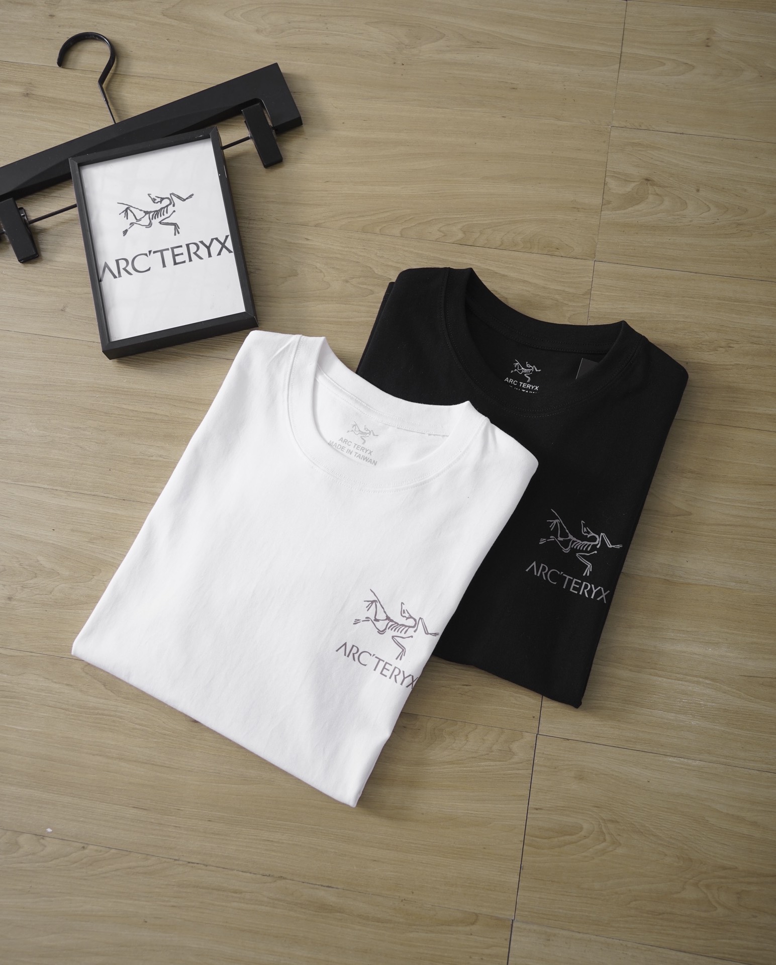 Arc’teryx Kleding T-Shirt Zwart Wit Afdrukken Katoen Korte mouw