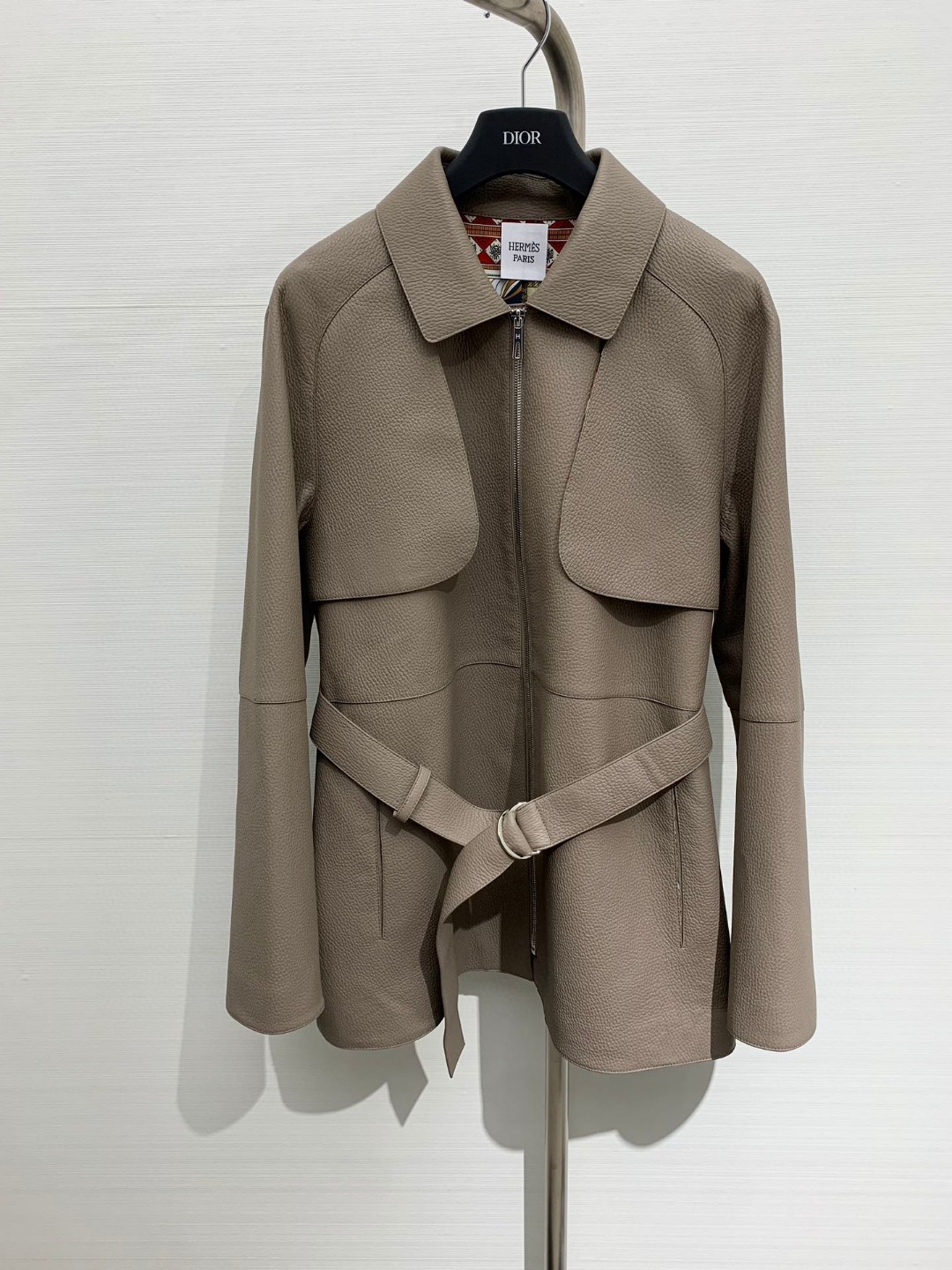 NO:517343,With dust bag Hermes catwalk style, quality control wardrobe must be entered, top-grade lychee pattern lambskin jacket, super delicate leather, minimalist style, curved shoulder-falling tailoring oil edge craft design, temperament small collar style is cool and advanced, can be handsome or become soft girl in seconds, imported New Zealand sheepskin, original custom style is versatile and not picky on people, super authentic original custom carriage printed lining!  Perfect workmanship quality depends on the details!  Color Elephant Gray Black White SMLXL, hermes, jackets & coats, jackets & coats, sheepskin, alexander wang19860909配防尘袋Hermes 走秀款 品质控衣橱必入,顶级荔枝纹小羊皮夹克外套,皮质超级细腻,极简主义风,弧形落肩剪裁油边工艺设计,气质小领版型又飒又高级,可以帅气也可以秒变软妹纸,进口新西兰小绵羊皮,原版定制版型百搭不挑人上身超级正原版定制马车印花里布！完美做工品质看细节！ 颜色大象灰 黑色 白色 码数SMLXL,,hermes,jackets & coats,jackets & coats,sheepskin,alexander wang,Women's clothing