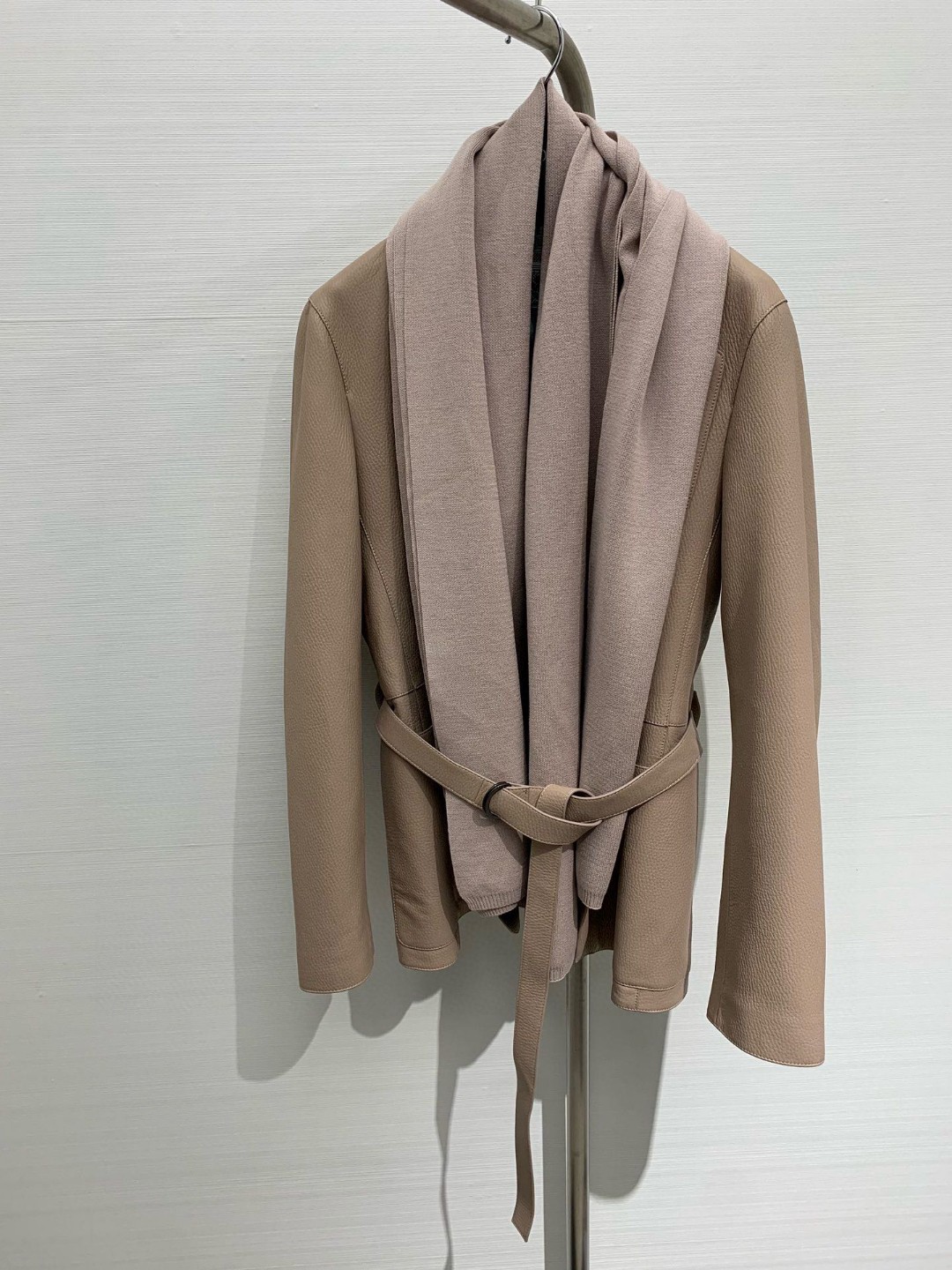 NO:517338,With dust bag Hermes quality control wardrobe must be entered!  Top-grade lychee pattern lambskin scarf blazer, knitted scarf can be taken off!  Super delicate leather!  Minimalist style, three-dimensional tailoring oil-edged craftsmanship design, temperament lapel waist-closing style is cool and high-end, can be handsome, fashionable, elegant and atmospheric, imported New Zealand sheepskin, original carriage lining!  Original custom-made belt versatile and not picky about people, super perfect workmanship quality, look at details, five colors, SMLXL, hermes, jackets & coats, business suit, sheepskin, alexander wang19860909配防尘袋Hermes 品质控衣橱必入！顶级荔枝纹小羊皮围巾款西装外套,针织围巾可脱卸！皮质超级细腻！极简主义风,立体剪裁油边工艺设计,气质翻领收腰版型又飒又高级,可以帅气时髦优雅大气,进口新西兰小绵羊皮,原版马车里衬！原版定制版型系腰带百搭不挑人上身超级正完美做工品质看细节 五色 码数SMLXL,,hermes,jackets & coats,business suit,sheepskin,alexander wang,Women's clothing